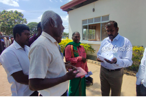 சிறுபோக அறுவடைக்கு டீசல் பெற்றுத்தருமாறு கோரி மக்கள் கவனயீர்ப்பு போராட்டம் (Video) | Farmers Are Engaged In Vigil In Kilinochchi