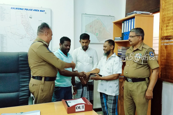 வீதியில் கண்டெடுக்கப்பட்ட பணப்பையை உரியவரிடம் ஒப்படைத்த இளைஞன் | Return Of Lost Wallet To Owner