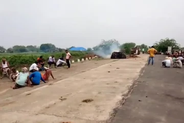 நீரில் மூழ்கிய சுடுகாடு., மூதாட்டியின் சடலம் சாலையில் தகனம் செய்யப்பட்ட அவலம்!