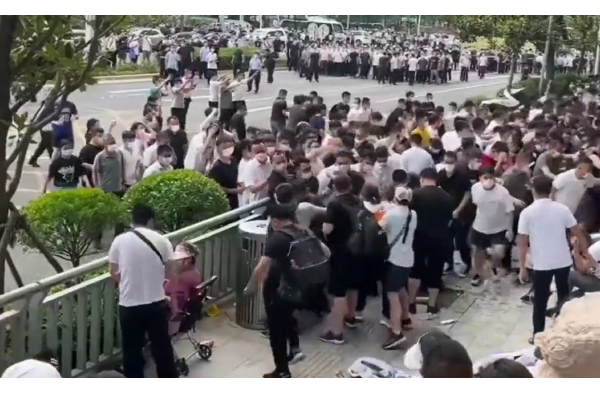 வங்கி கணக்கு முடக்கம்  - அலுவலகங்களை அடித்து நொறுக்கிய சீன மக்கள் - வைரலாகும் வீடியோ - தமிழ்நாடு