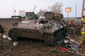 ரஷ்ய வீரரின் சடலத்தை உண்ணும் பன்றிகள்!