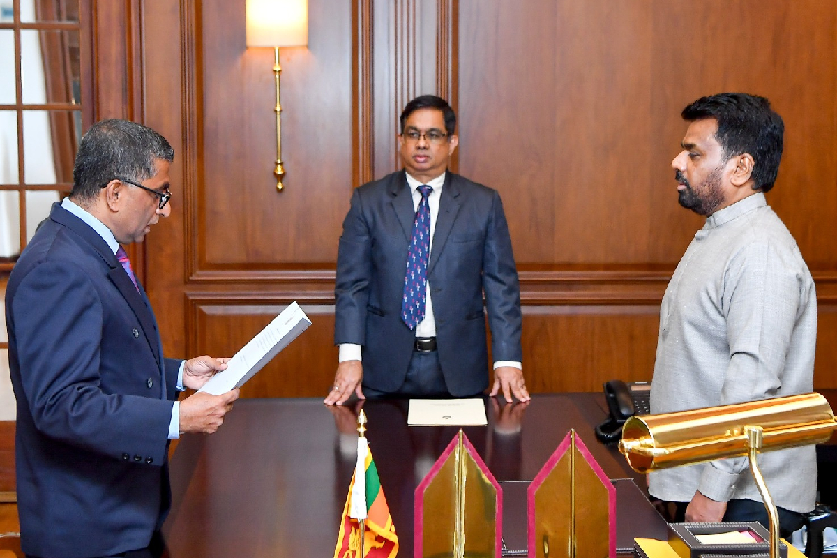 ஜனாதிபதி முன்னிலையில் பதவியேற்ற மத்திய மாகாண ஆளுநர் | Harsha Suranga Fernando Central Province Governor ஜனாதிபதி முன்னிலையில் பதவியேற்ற மத்திய மாகாண ஆளுநர் | Harsha Suranga Fernando Central Province Governor