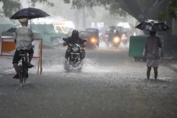 அடுத்த 3 மணி நேரத்திற்கு கொட்டி தீர்க்கபோகும் கனமழை - வானிலை ஆய்வு மையம்