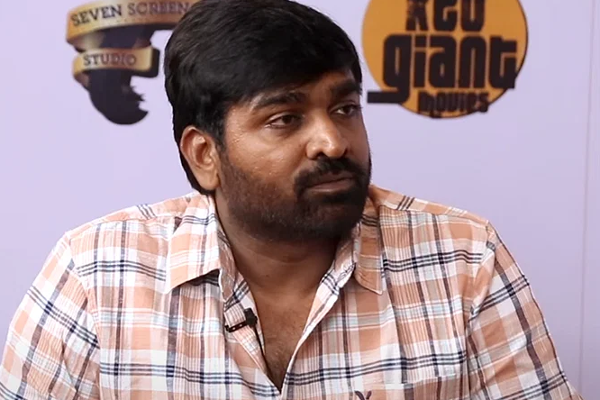 இரண்டு பெண்களை பக்கத்தில் வைத்துக்கொண்டு கதை கேட்கும் விஜய் சேதுபதி.. காரணம் என்ன | Vijay Sethupathi Have Two Girls To Hear Stories