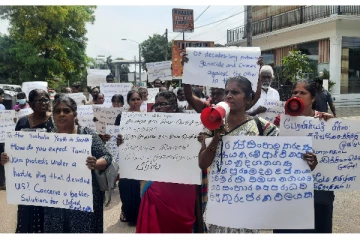 வெளிவிவகார அமைச்சர் பீரிஸின் உருவப் பொம்மையை எரித்து யாழில் ஆர்ப்பாட்டம் (Photos)