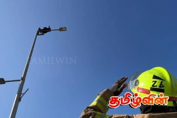 காலிமுகத்திடலில் பரபரப்பை ஏற்படுத்தியுள்ள நபர்.. பொலிஸ் அதிகாரிகளை கைது செய்யுமாறு போராட்டம்