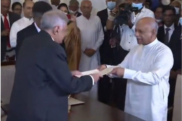 சற்று முன்னர் சிறிலங்காவின் புதிய பிரதமராக தினேஸ் குணவர்த்தன பதவியேற்பு! - ஐபிசி தமிழ்