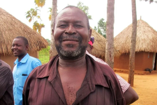 இனிமேல் குழந்தை வேண்டாமாம்.. 12 மனைவிகளுடன் 102 குழந்தைகள் பெற்ற தந்தை! | Uganda Man With 12 Wifes And 102 Kids