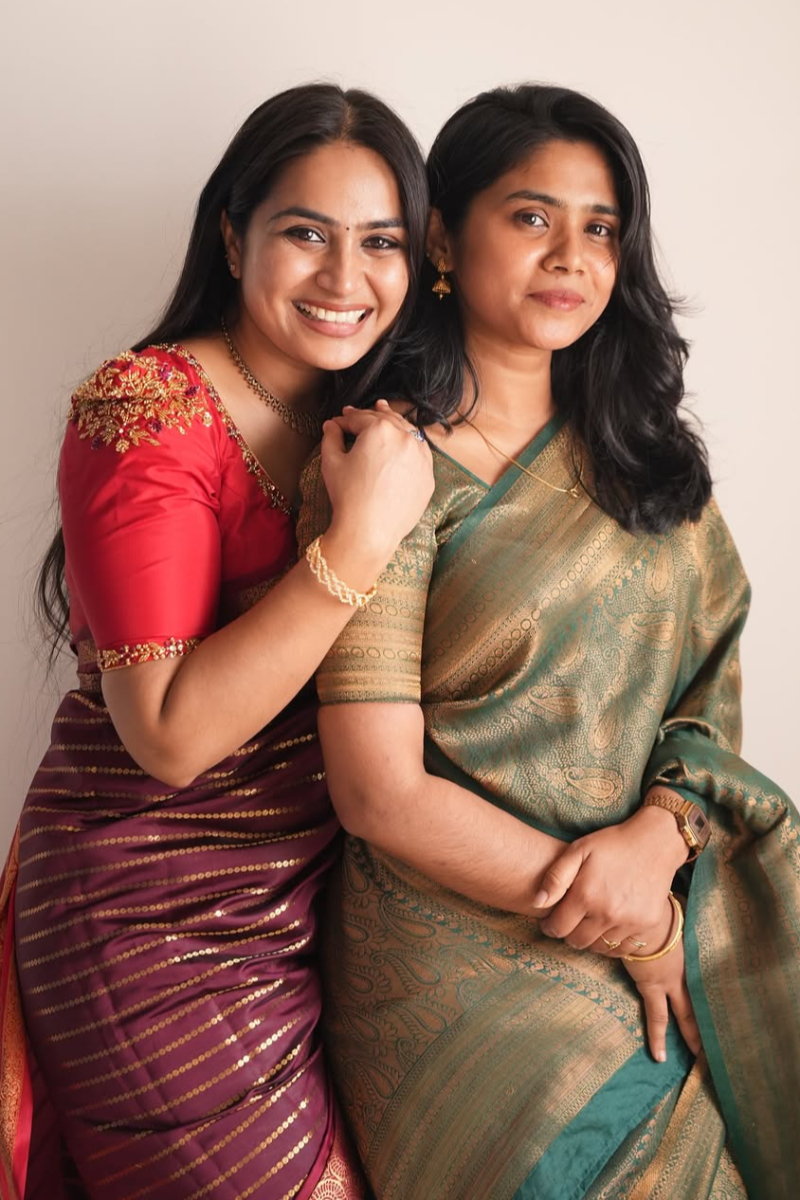 இந்த புகைப்படத்தில் இருக்கும் நடிகை யார் தெரியுமா? இவர் சீரியலில் வில்லியாக அசத்துபவர் | Siragadikka Aasai Serial Actress Childhood Photo