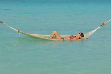 டூபீஸில் கடலில் ஹாயாக ஒரு ரைட்!! நடிகை அமைரா தஸ்தூரின் போட்டோஸ்..