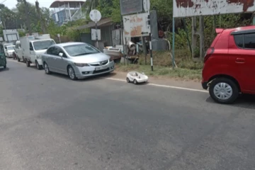 ඉන්ධන පෝලිමකට අමුතුම කාරයක් පැමිණෙයි..මෙතෙක් සිදු නොවූ දෙයක් මෙන්න.(PHOTOS)