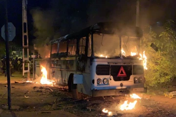 மிரிஹானவில் பேருந்துகளுக்கு தீ வைத்தவர்களை தேடும் காவல்துறை; தேடப்படுபவரின் ஓவியம் வெளியானது