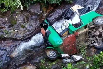 නල්ලතන්නියේදී ත්‍රීරෝද රථයක් මෝහිනී ඇල්ල ළඟින් ප්‍රපාතයට -දෙදෙනෙකු මරුට, පාසල් ළමුන් 3කට බරපතළයි