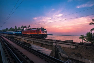 ரயிலுடன் லொறி மோதி விபத்து