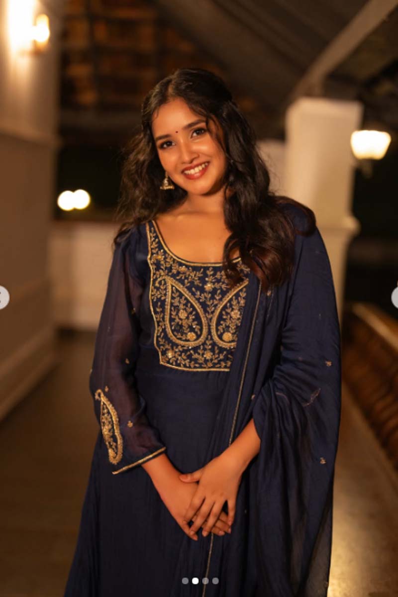 அனிகா வெளியிட்ட புகைப்படம்... சுடிதாரில் கூட எப்புட்டு அழகுனு பாருங்க | Anikha Surendran Salwar Kameez Latest Photos Viral