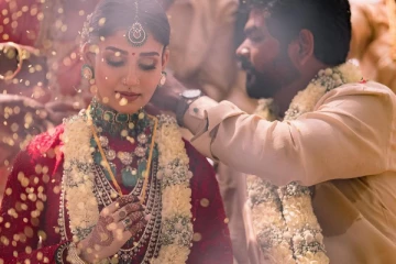 சிவப்பு சேலையில் தேவதையாய் நடந்து வந்த நயன்தாரா - வைரலாகும் புகைப்படம் - தெறிக்க விடும் ரசிகர்கள்