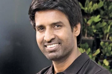 தனது திருமண புகைப்படத்தை வைத்து மகன், மகளுடன் நடிகர் சூரி செய்த அட்டகாசம்- கலகலப்பான வீடியோ