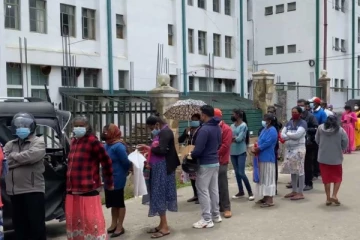 இலங்கையில் ஒரு பால்மா பக்கற்றுக்காக நீண்ட வரிசையில் காத்திருக்கும் அவலம்!