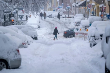 அமெரிக்காவில் கடும் பனிப்பொழிவு ; அவரகால நிலை பிரகடனம்; ஆயிரக்கணக்கான விமானங்கள் இரத்து