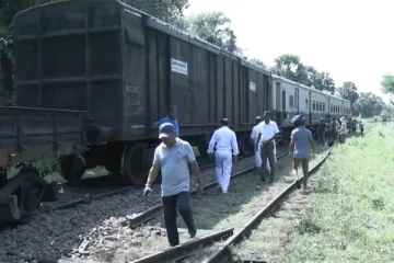 தடம் புரண்ட புகையிரதம் ; பெரும் அவதியில் மக்கள்