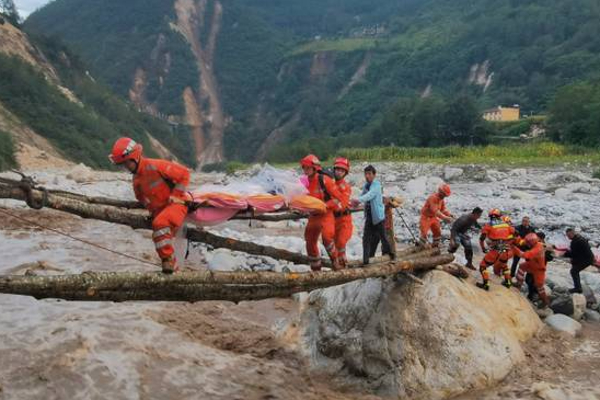சீனாவில் திடீர் நிலச்சரிவு - அதிகரிக்கும் பலி எண்ணிக்கை..! | China Landslides Death Count 14 Kill