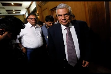 சற்று முன்னர் நாடாளுமன்றம் வந்தார் ரணில்