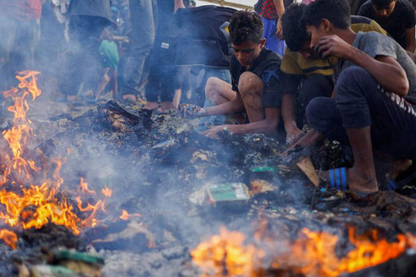 காசாவில் உச்சக்கட்ட பதற்றம்....! முகாம் மீது இஸ்ரேல் மிலேச்சதனமான தாக்குதல்: பலர் உயிரிழப்பு | Israeli Attack Rafah Refugee Kills Least 50 காசாவில் உச்சக்கட்ட பதற்றம்....! முகாம் மீது இஸ்ரேல் மிலேச்சதனமான தாக்குதல்: பலர் உயிரிழப்பு | Israeli Attack Rafah Refugee Kills Least 50