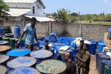 யாழ்ப்பாணத்தில் பதுக்கி வைக்கப்பட்டிருந்த பாரியளவு எரிபொருள் மீட்பு