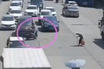 ரோட்டை பிளாக் செய்த இளைஞர்...அடுத்த நொடியே குவியும் பாராட்டு! மனிதம் இன்னும் வாழ்கிறது....!