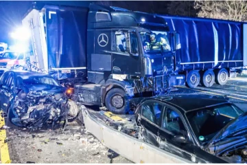 ஜேர்மன் நெடுஞ்சாலையில் தாறுமாறாக ட்ரக் ஓட்டிய நபர்: 19 பேர் காயம்