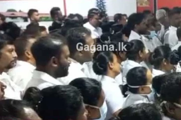 ජාතික රෝහලේ දැඩි උණුසුම් තත්ත්වයක් - සුළු සේවකයින් වෛද්‍ය බෙල්ලනව සිරකරයි..! (VIDEO)