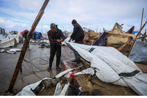 காசாவில் தீவிர பனிப்பொழிவு: உயிரிழப்புக்களும் பதிவு | Severe Cold Heavy Snowfall In Gaza காசாவில் தீவிர பனிப்பொழிவு: உயிரிழப்புக்களும் பதிவு | Severe Cold Heavy Snowfall In Gaza