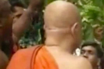 "නිවනට යන මඟ කුමක්දැයි" අසා භික්ෂූන් වහන්සේ නමකට පහර දෙයි..!