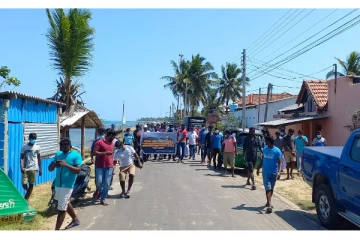 தகுதி வாய்ந்த அதிகாரிகள் எழுத்து மூலமாக உறுதி தரும் வரை போராட்டம் தொடரும்: மீனவர்கள் எச்சரிக்கை(Photos)