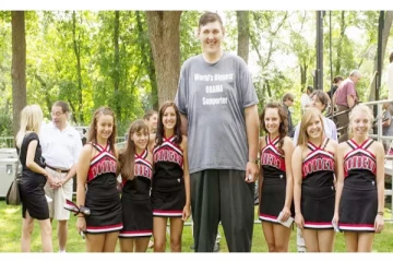 உலக சாதனை படைத்த ‘அமெரிக்காவில் மிக உயரமான மனிதர்’ மாரடைப்பால் திடீர் மரணம்