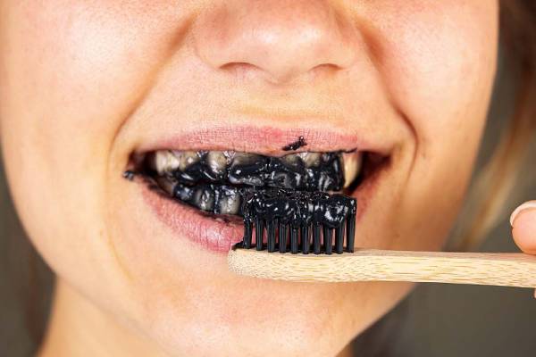 அடுப்பு கரியில் பல் துலக்கினால் என்ன பலன்? | How To Use Charcoal Powder For Teeth Whitening
