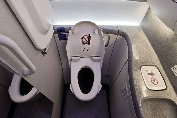 விமான கழிப்பறைகள் தண்ணீரே இல்லாமல் எப்படி இயங்குதுன்னு தெரியுமா? | How The Flight Toilet Actually Works Less Water விமான கழிப்பறைகள் தண்ணீரே இல்லாமல் எப்படி இயங்குதுன்னு தெரியுமா? | How The Flight Toilet Actually Works Less Water