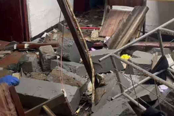 சீரற்ற காலநிலை ; வீட்டின் மீது இடிந்து விழுந்த சுவர் | Unfavorable Weather Wall Collapsed On House