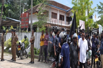 கல்முனை வடக்கு பிரதேச செயலகம் முன்பாக முன்னெடுக்கப்பட்ட கறுப்பு சித்திரை போராட்டம்