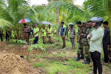 விடுதலைப் புலிகளின் பொருட்களை தேடி அகழ்வு பணியில் பொலிஸார் (Photos)