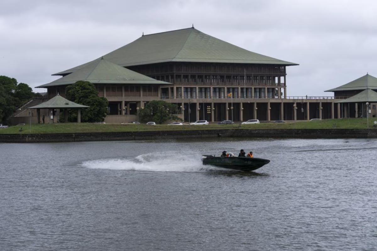 பெண் நாடாளுமன்ற அதிகாரியின் இடமாற்றம் உடனடியாக இடைநிறுத்தம்! | Transfer Female Parliamentary Officer Suspended