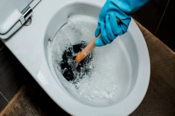 விடாபிடியான பாத்ரூம் கறை அசிங்கமா இருக்கா? அப்போ இந்த திரவம் ஊற்றுங்க- பளபளக்கும்!