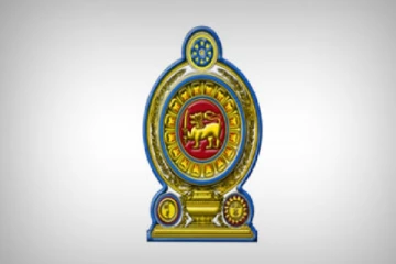 வாகனங்களில் இலச்சினைகளை அகற்றிய எம்.பிக்கள்