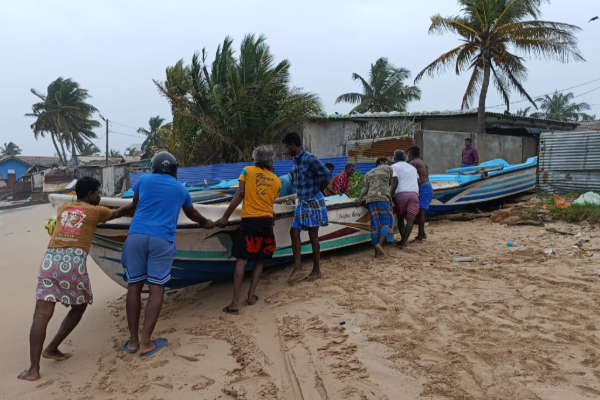 திருகோணமலையில் கடல் கடும் சீற்றம்; வீதிக்கு வரும் படகுகள்; மீனவர்கள் கவலை | The Sea Is Extremely Rough In Trincomalee திருகோணமலையில் கடல் கடும் சீற்றம்; வீதிக்கு வரும் படகுகள்; மீனவர்கள் கவலை | The Sea Is Extremely Rough In Trincomalee