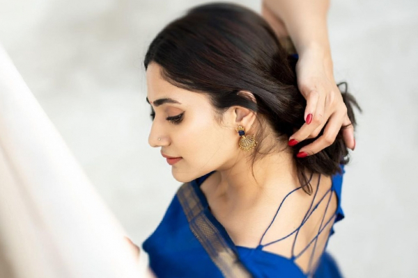 அந்த ஆடை மட்டும் அணிந்து இளசுகளை இம்சை செய்யும் பிக் பாஸ் பிரபலம்.. வெளியான கவர்ச்சி வீடியோ | Losliya Mariyanesan Latest Video Shoot