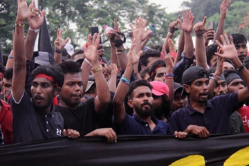 மீண்டும் வருவதாக எச்சரிக்கை! நாடாளுமன்ற முற்றுகை போராட்டத்தை இடைநிறுத்திய பல்கலைக்கழக மாணவர்கள் (Photos)