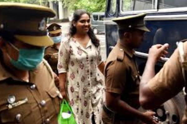 முன்னாள் அமைச்சரின் மகள் சற்றுமுன்னர் கைது | Former Minister Keheliya S Daughter Arrested முன்னாள் அமைச்சரின் மகள் சற்றுமுன்னர் கைது | Former Minister Keheliya S Daughter Arrested