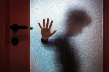 குடும்ப உறுப்பினர்களால் சீரழிக்கப்படும் சிறார்கள்: சுவிஸ் குழந்தைகள் பாதுகாப்பு பிரிவு அறிக்கை