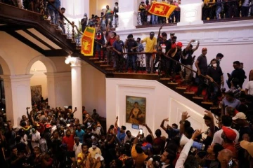 ஜனாதிபதி மாளிகைக்குள் நுழைந்த போராட்டக்காரர்கள்!பிறப்பிக்கப்பட்டுள்ள பிடியாணை உத்தரவு