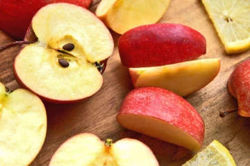 பழங்கள் நறுக்கிய பின் கலர் மாறிவிடாமல் அப்படியே  இருக்கனுமா? ஒரு துளி ​சோடா போதும்!